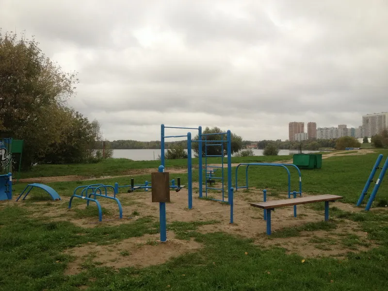 Bare paralele la Calisthenics Park at Строгинское шоссе, Москва – fotografia 1 din 4
