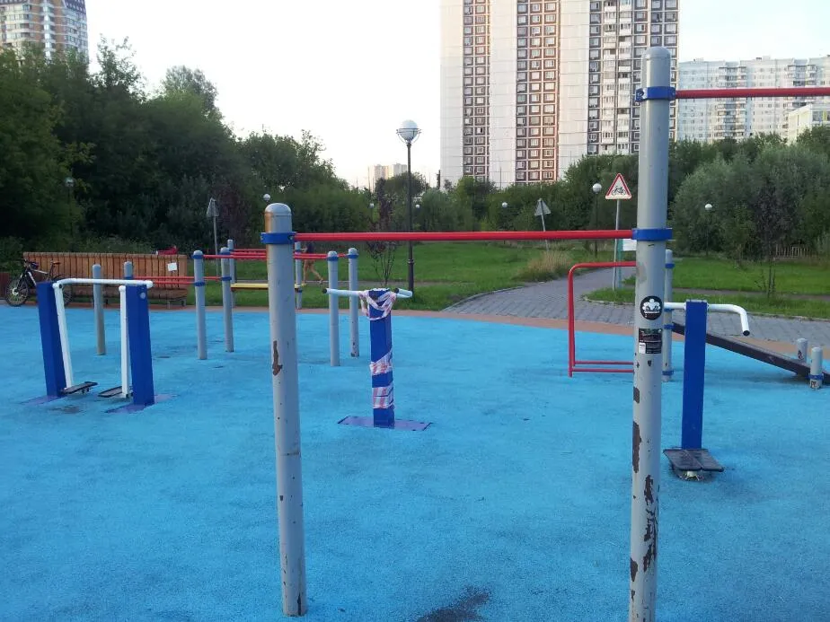 Bancă pentru abdomen la Calisthenics Park at Никулинская улица, Москва – fotografia 2 din 5