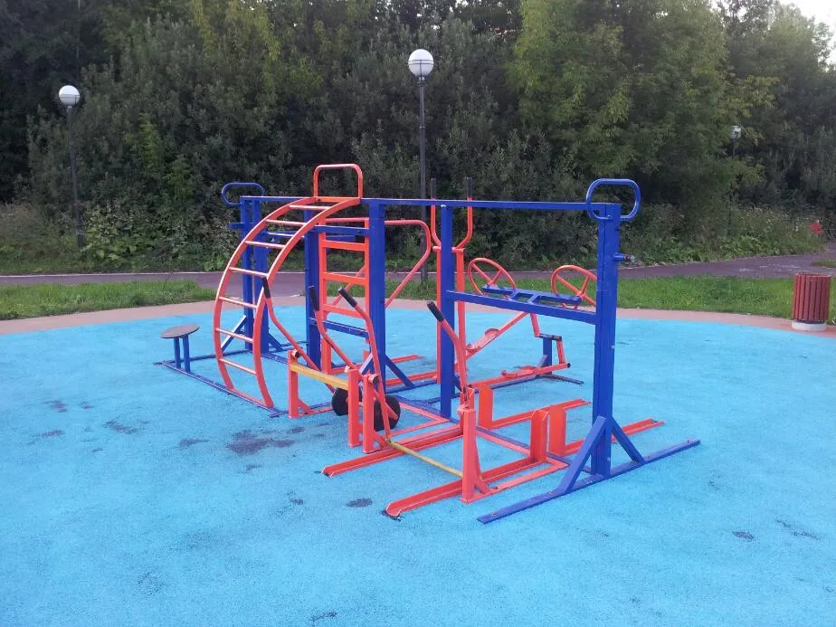 Bară de tracțiuni la Calisthenics Park at Никулинская улица, Москва – fotografia 3 din 5