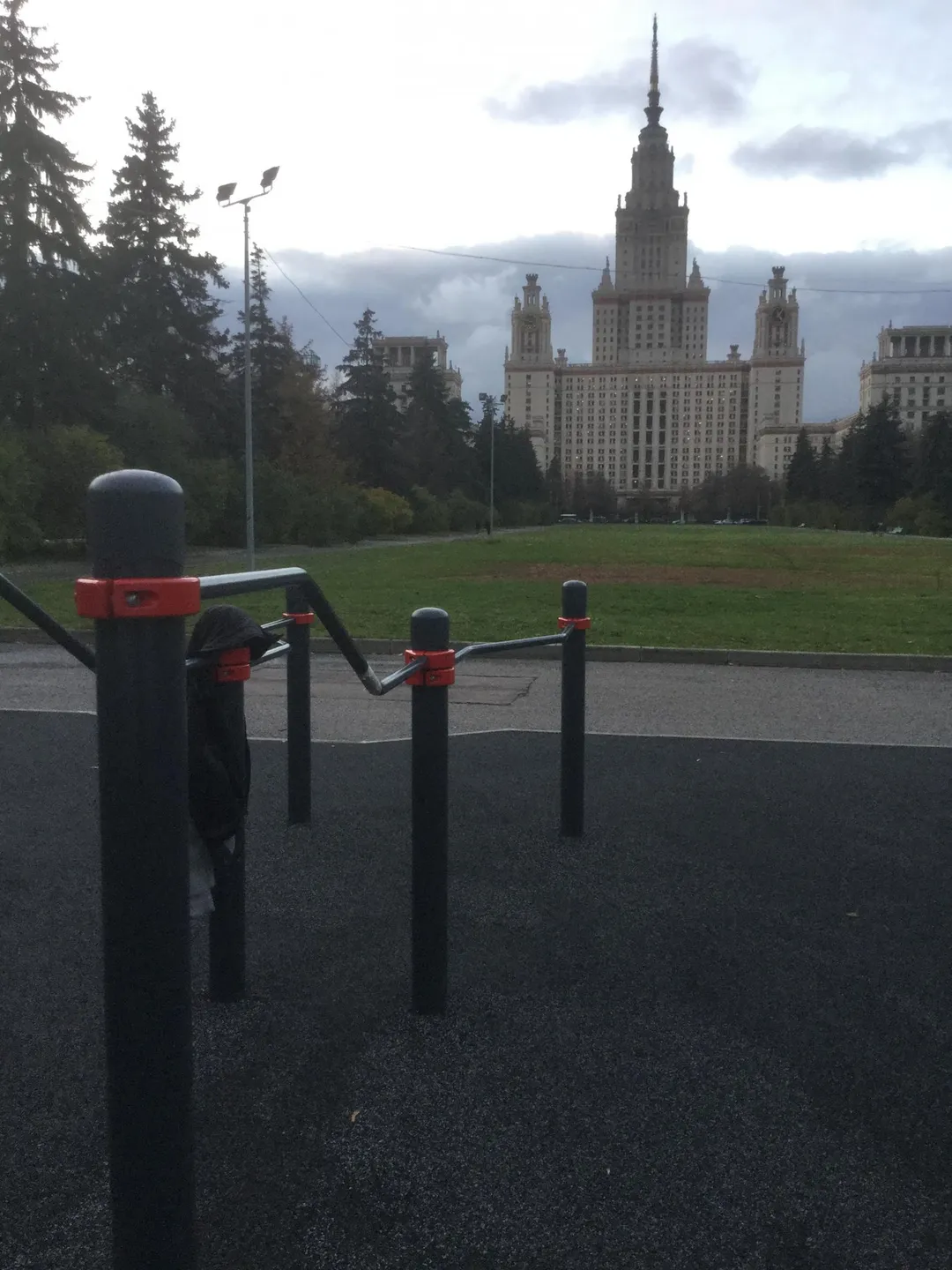Bare paralele joase la Calisthenics Park at улица Академика Хохлова, Москва #wp1573 – fotografia 3 din 4