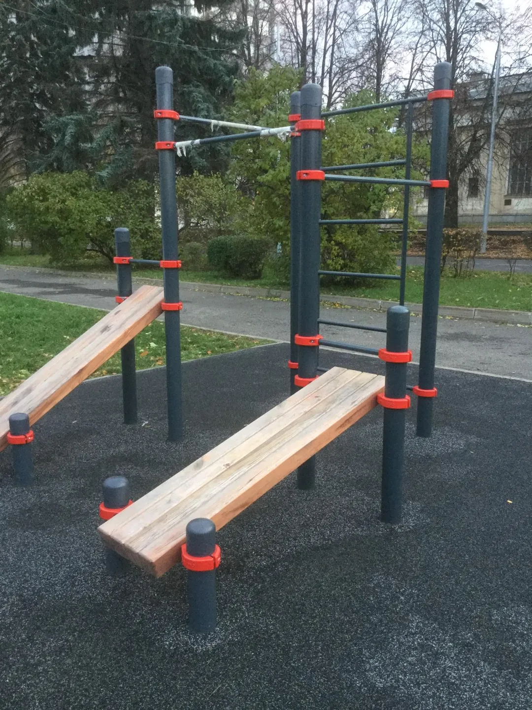 Bară de tracțiuni la Calisthenics Park at улица Академика Хохлова, Москва #wp1573 – fotografia 1 din 4