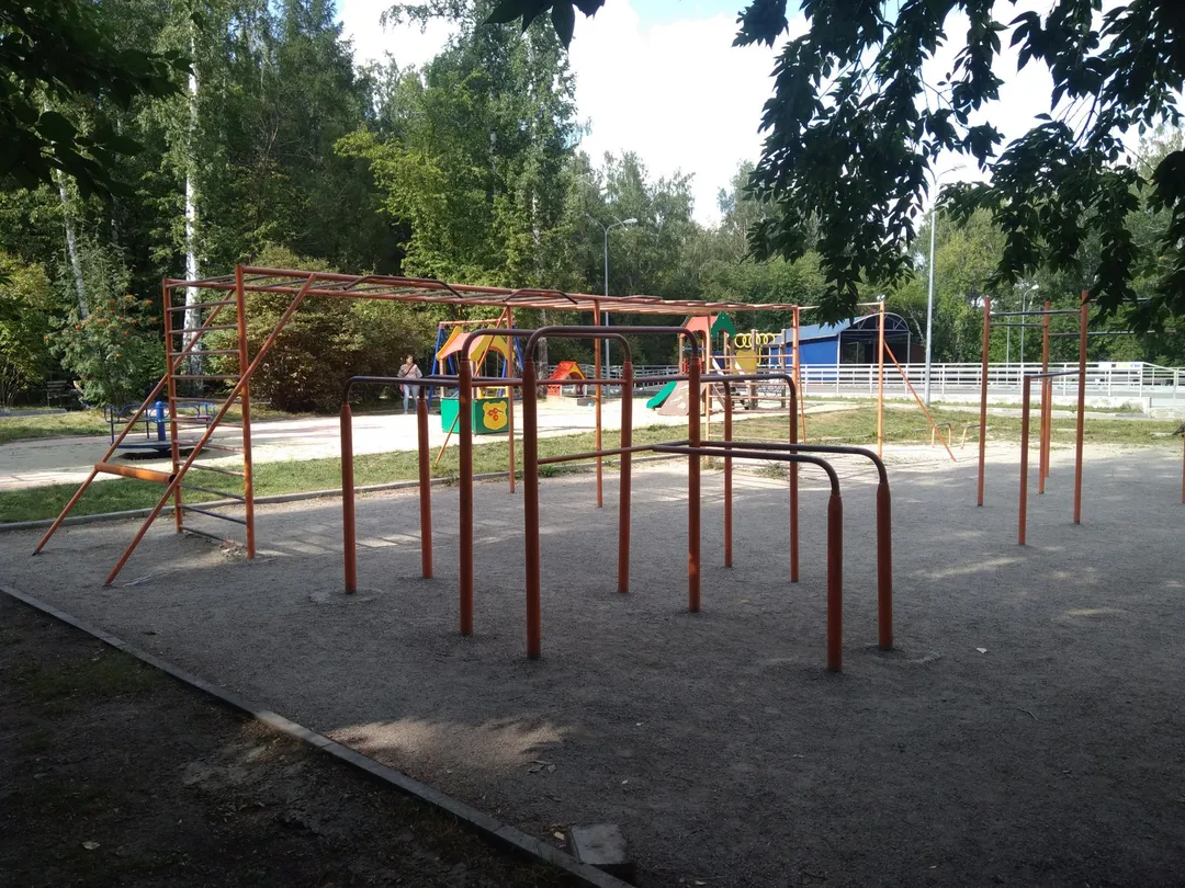 Sbarra per trazioni presso Calisthenics Park at улица Саввы Кожевникова, городской округ Новосибирск – foto 1 di 11