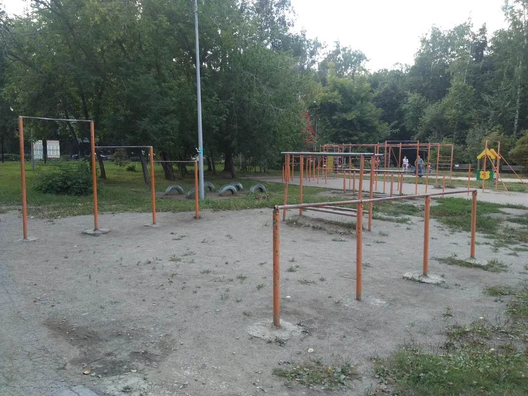 Parallele basse presso Calisthenics Park at улица Саввы Кожевникова, городской округ Новосибирск – foto 8 di 11