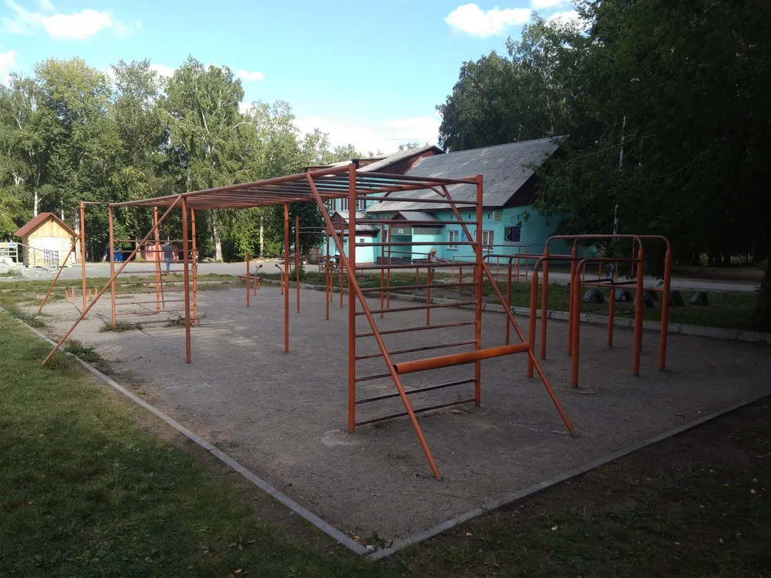 Sbarra per trazioni presso Calisthenics Park at улица Саввы Кожевникова, городской округ Новосибирск – foto 11 di 11