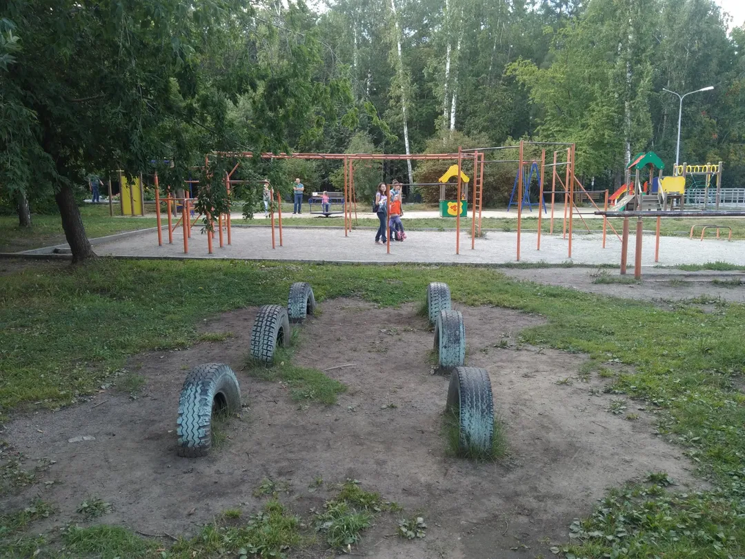 Parallele presso Calisthenics Park at улица Саввы Кожевникова, городской округ Новосибирск – foto 2 di 11