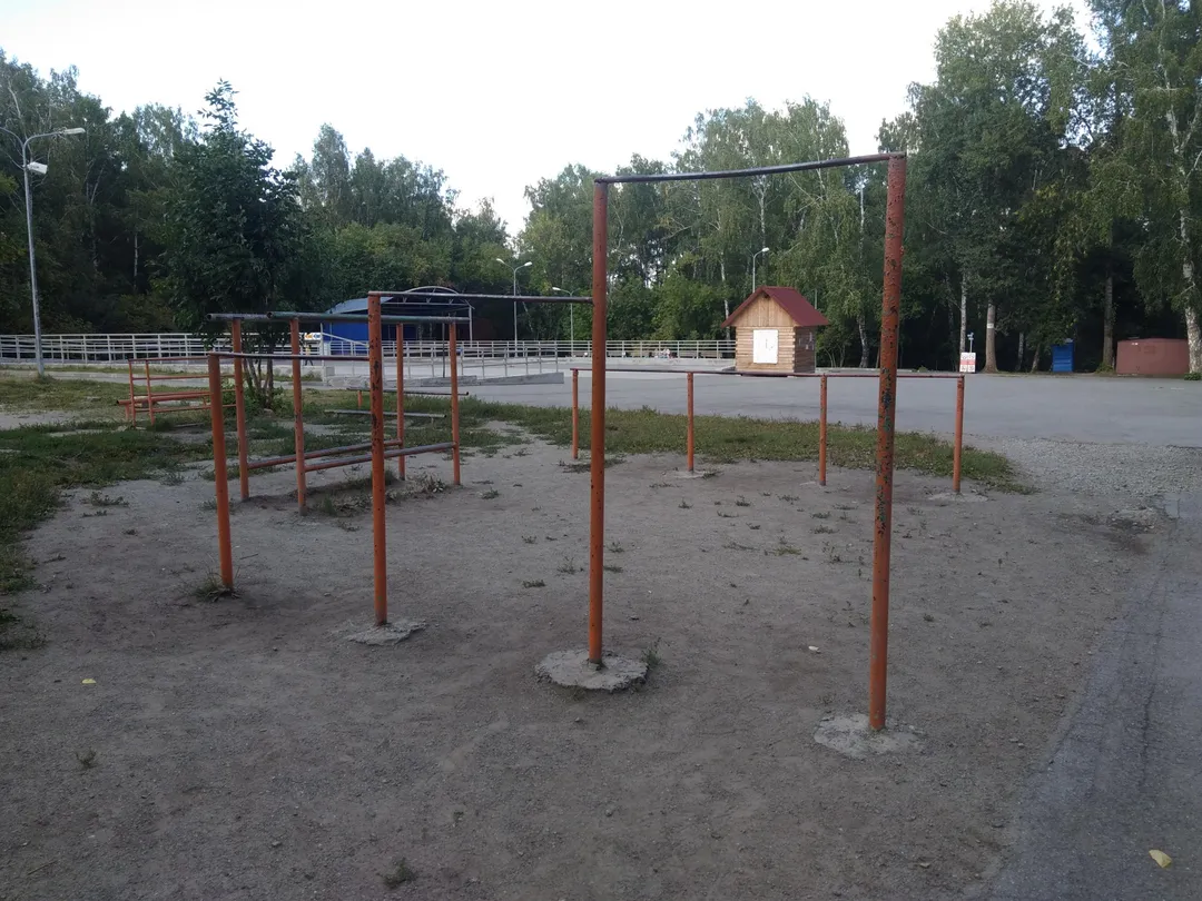 Parallele basse presso Calisthenics Park at улица Саввы Кожевникова, городской округ Новосибирск – foto 3 di 11
