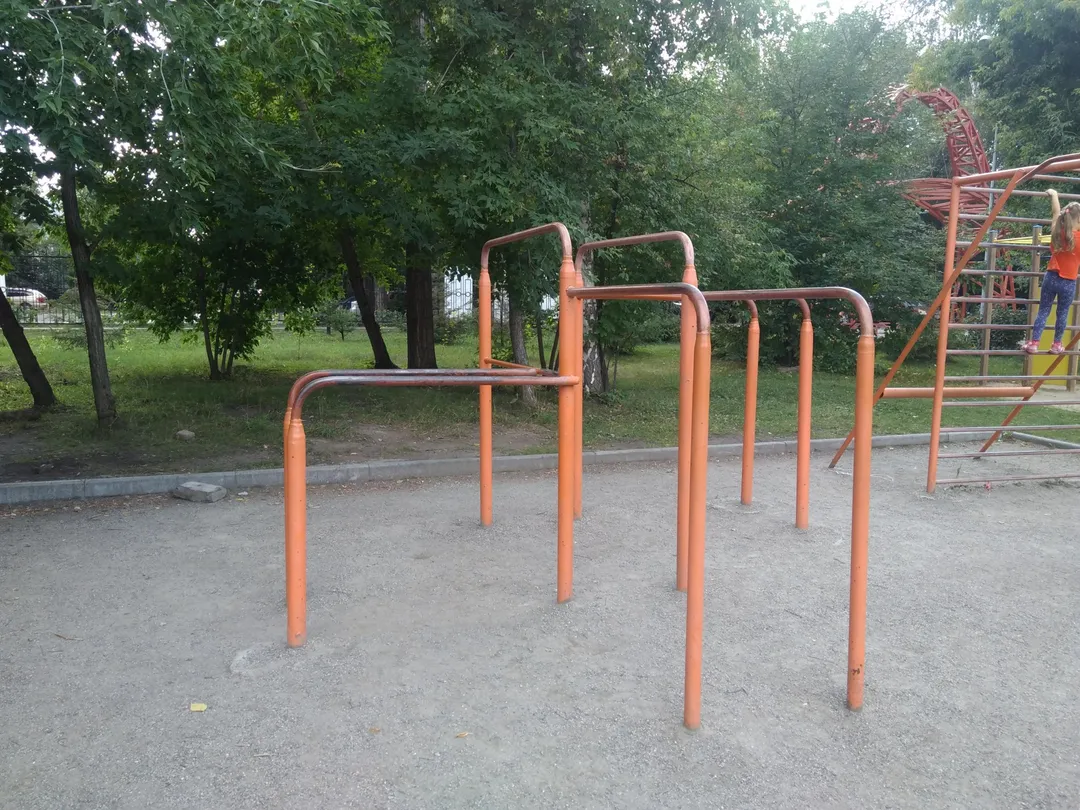 Parallele presso Calisthenics Park at улица Саввы Кожевникова, городской округ Новосибирск – foto 7 di 11