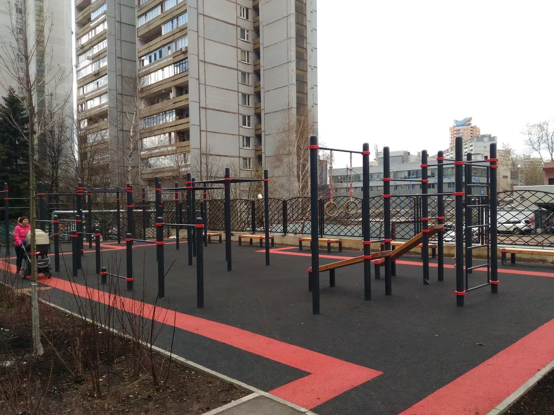 Bauchbank bei Calisthenics Park at улица Эльдара Рязанова, Москва – Foto 2 von 4