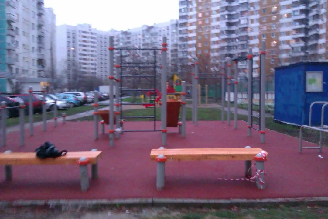 Bancă pentru abdomen la Calisthenics Park at 3-й Митинский переулок, Москва – fotografia 2 din 3