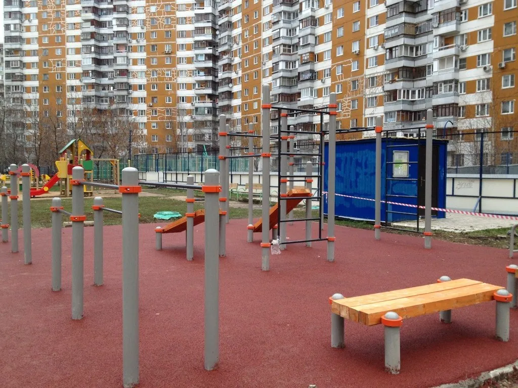 Bare paralele la Calisthenics Park at 3-й Митинский переулок, Москва – fotografia 1 din 3