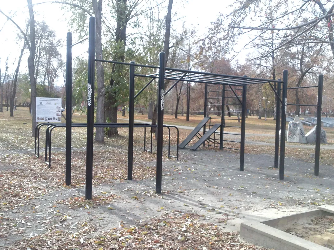 Bare paralele la Calisthenics Park at Красная улица, Челябинск – fotografia 1 din 2