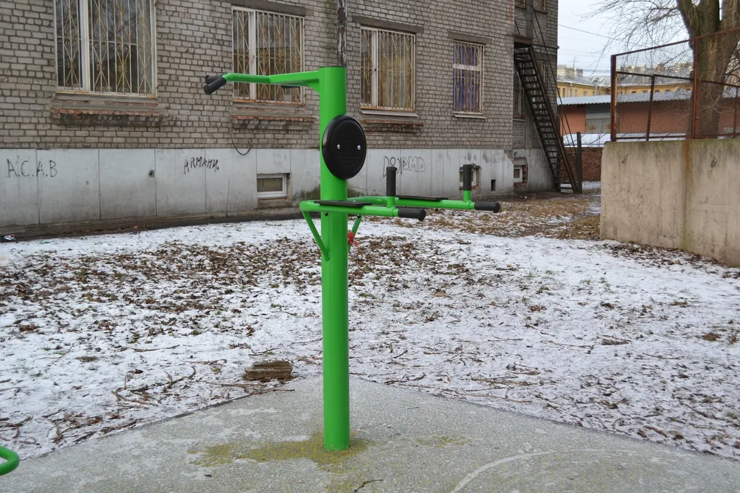 Panca per addominali presso Calisthenics Park at Заставская улица, Санкт-Петербург – foto 3 di 5