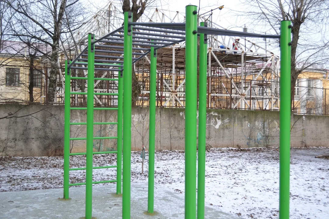 Sbarra per trazioni presso Calisthenics Park at Заставская улица, Санкт-Петербург – foto 5 di 5