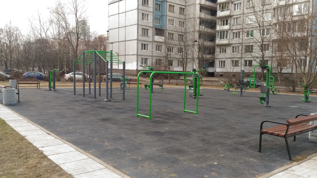 Barres parallèles à Calisthenics Park at улица Кораблестроителей, Санкт-Петербург #wp1591 – photo 1 sur 4