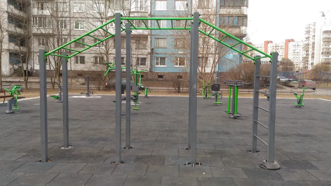 Barres de singe à Calisthenics Park at улица Кораблестроителей, Санкт-Петербург #wp1591 – photo 2 sur 4
