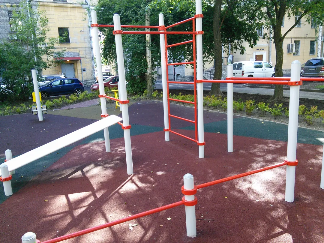 Parallele presso Calisthenics Park at Нежинская улица, Санкт-Петербург – foto 1 di 3