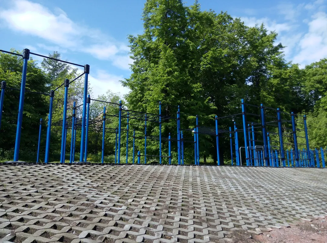 Sbarra per trazioni presso Calisthenics Park at Набережный проспект, Петрозаводск – foto 1 di 6