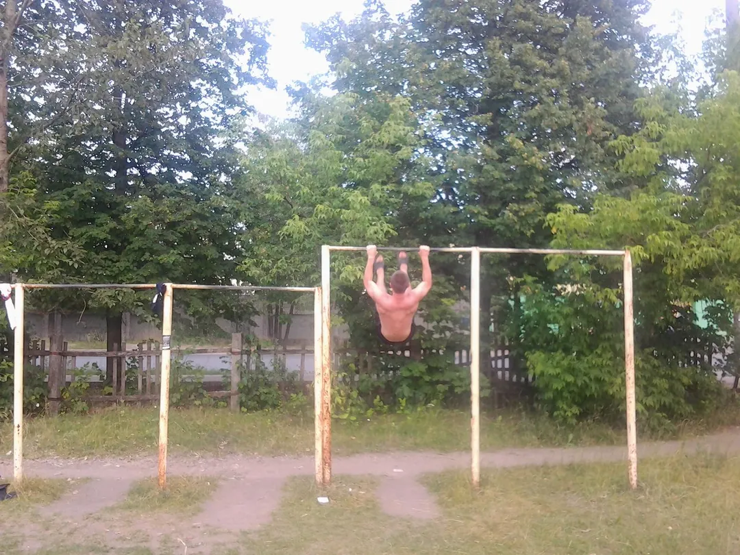Sbarra per trazioni presso Calisthenics Park at улица Павла Большевикова, Иваново – foto 1 di 1