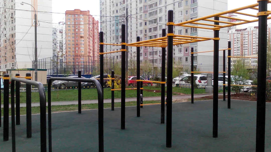 Abs Bench at Calisthenics Park at Павшинский бульвар, Красногорск – photo 3 of 5
