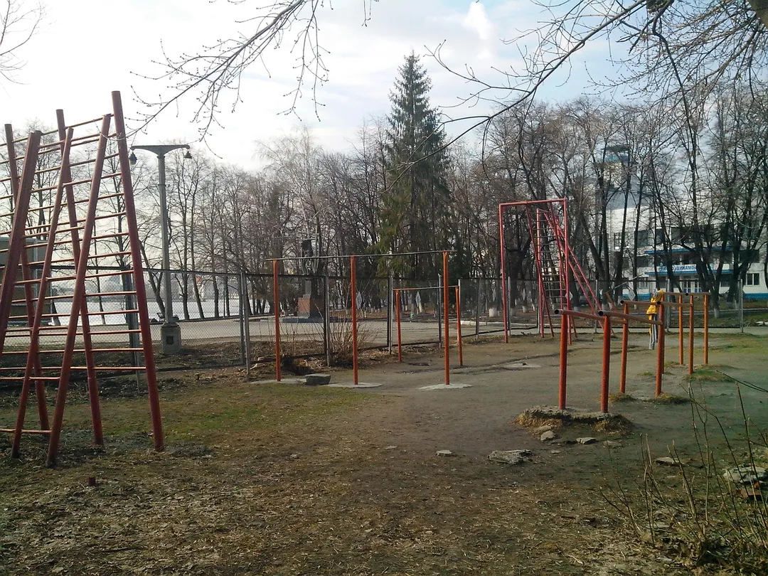 Bară de tracțiuni la Calisthenics Park at Олимпийская набережная, Екатеринбург – fotografia 1 din 1