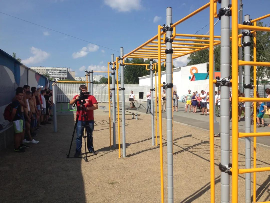 Banc à abdominaux à Calisthenics Park at Парк спорта Алексея Смертина, Барнаул – photo 5 sur 5
