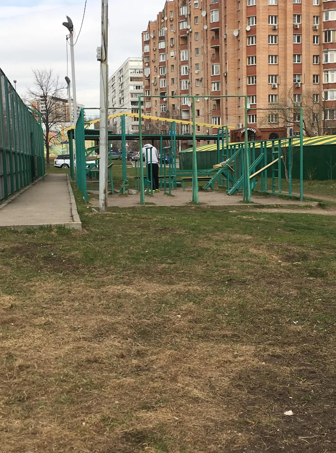 Bare paralele la Calisthenics Park at улица Зарянова, Москва – fotografia 1 din 1