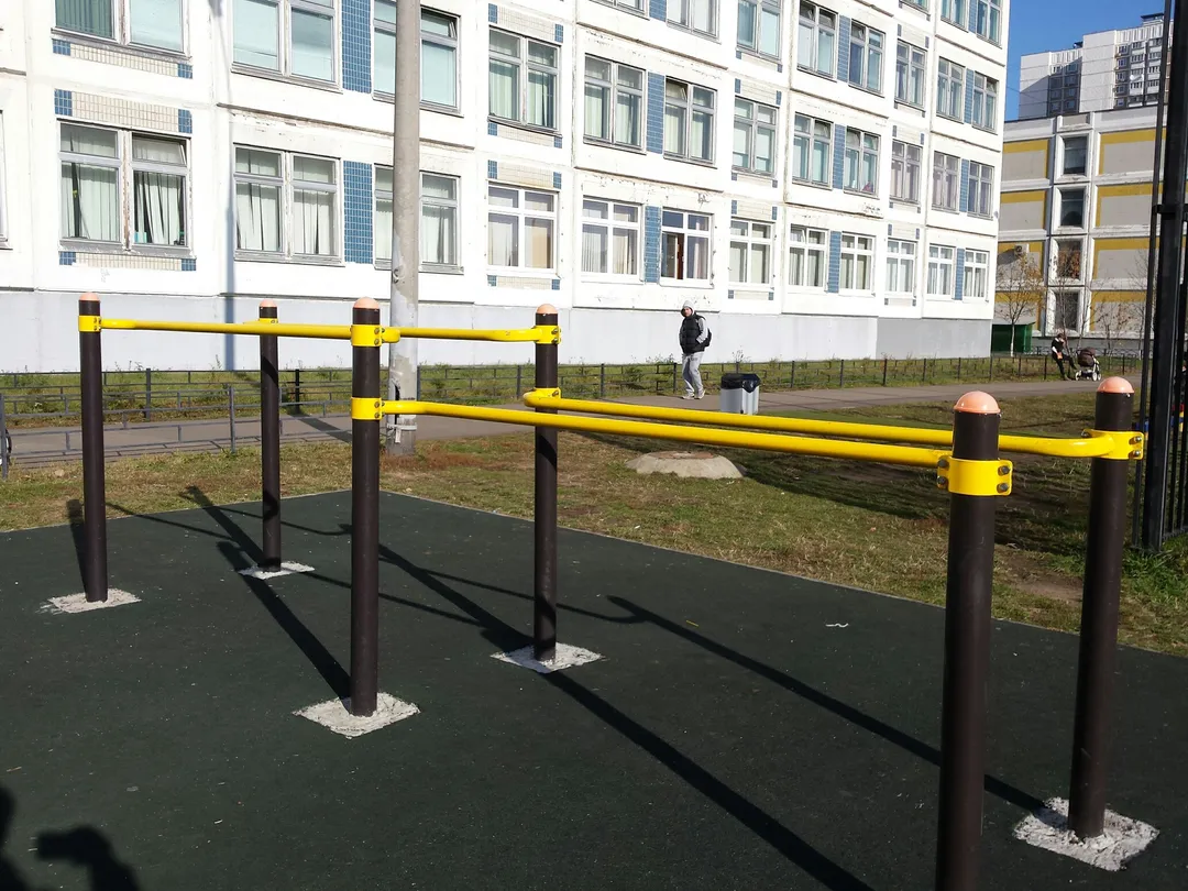 Bare paralele la Calisthenics Park at улица Барышиха, Москва #wp1630 – fotografia 1 din 2