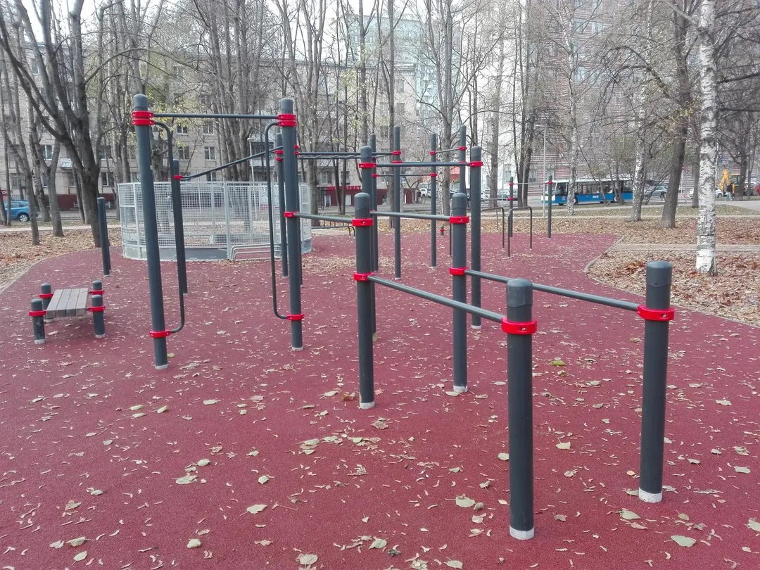 Colonnes d'entraînement à Calisthenics Park at бульвар Генерала Карбышева, Москва – photo 8 sur 9