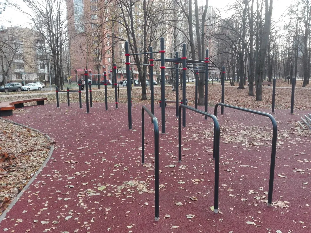Barre de traction à Calisthenics Park at бульвар Генерала Карбышева, Москва – photo 5 sur 9