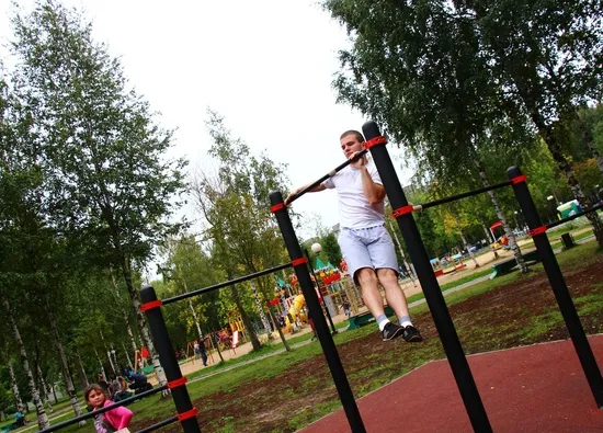 Sbarra per trazioni presso Calisthenics Park at улица Королёва, городской округ Тверь – foto 1 di 1