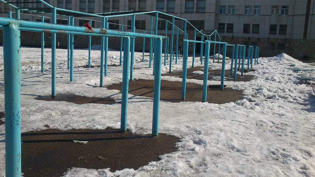 Hangelstange bei Calisthenics Park at Белокатайская улица, Уфа – Foto 3 von 8