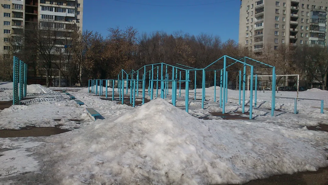 Hangelstange bei Calisthenics Park at Белокатайская улица, Уфа – Foto 7 von 8