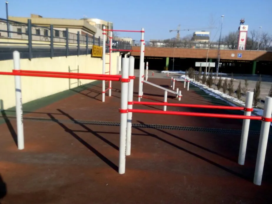 Barren bei Calisthenics Park at Мақатаев көшесі, Алматы – Foto 3 von 5