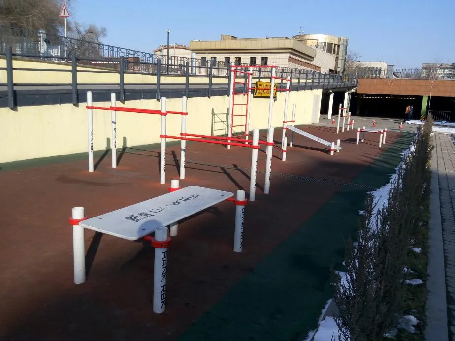 Sprossenwand bei Calisthenics Park at Мақатаев көшесі, Алматы – Foto 5 von 5