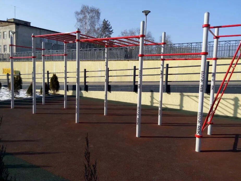 Hangelstange bei Calisthenics Park at Мақатаев көшесі, Алматы – Foto 4 von 5