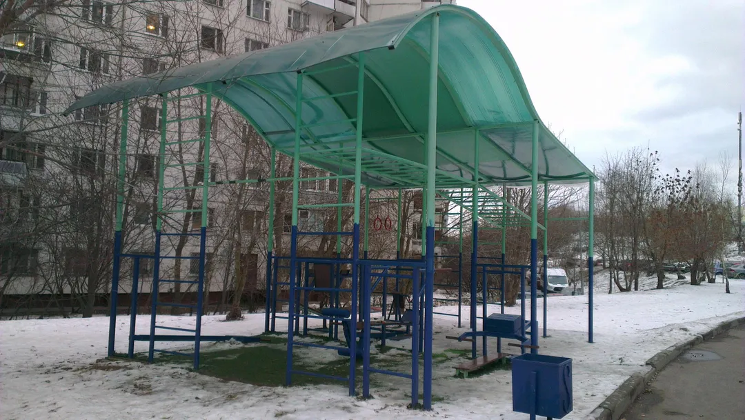 Bare paralele la Calisthenics Park at улица Крылатские Холмы, Москва – fotografia 1 din 6