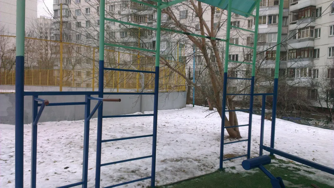 Bancă pentru abdomen la Calisthenics Park at улица Крылатские Холмы, Москва – fotografia 3 din 6