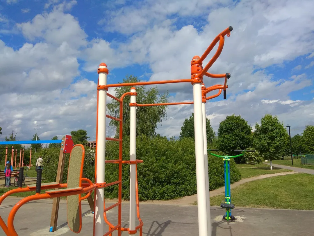 Parallele presso Calisthenics Park at Станционная улица, Дубна – foto 6 di 6