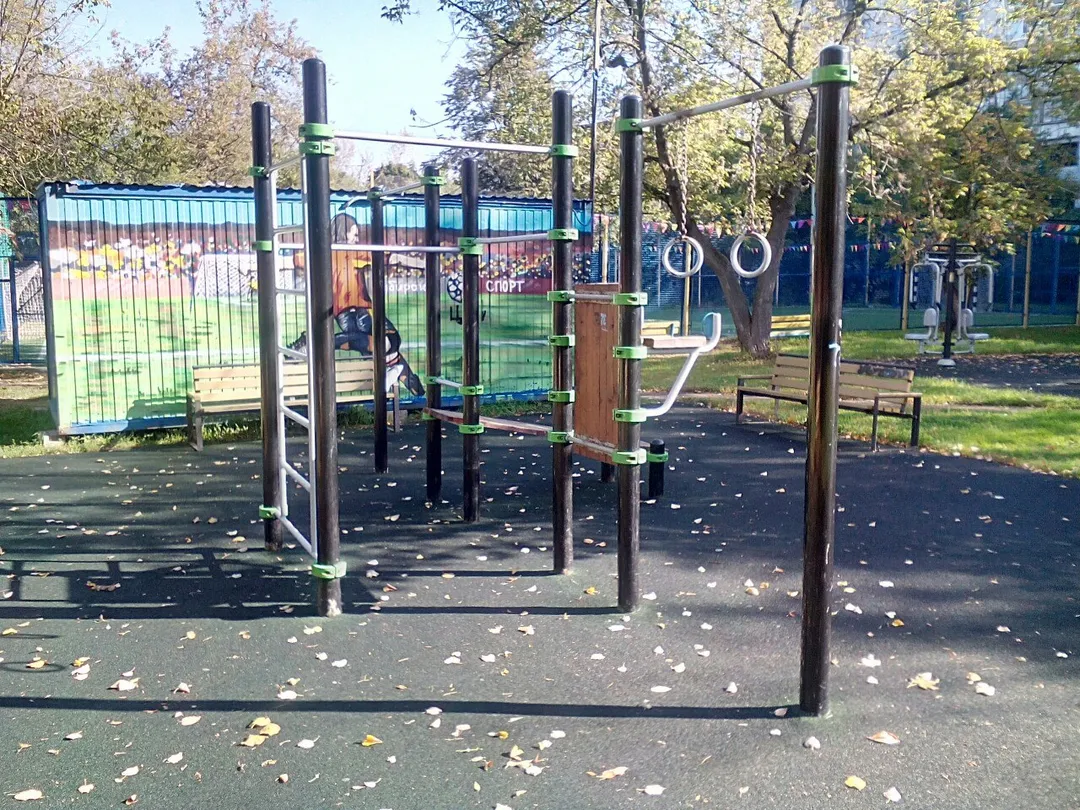 Abs Bench at Calisthenics Park at Большая Косинская улица, Москва – photo 3 of 4