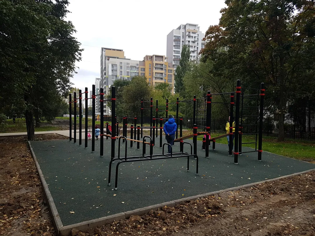 Bară de tracțiuni la Calisthenics Park at Бескудниковский бульвар, Москва – fotografia 1 din 2