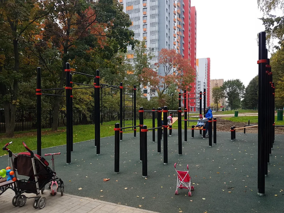 Bare paralele la Calisthenics Park at Бескудниковский бульвар, Москва – fotografia 2 din 2