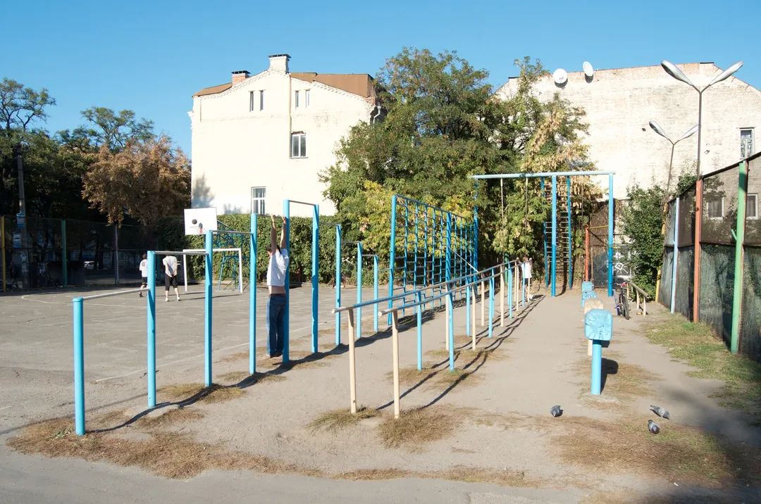 Bară de tracțiuni la Calisthenics Park at Межигірська вулиця, Київ – fotografia 1 din 1