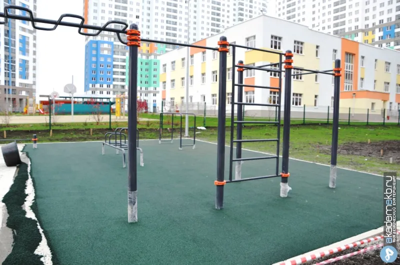 Bare paralele la Calisthenics Park at улица Павла Шаманова, Екатеринбург – fotografia 1 din 3