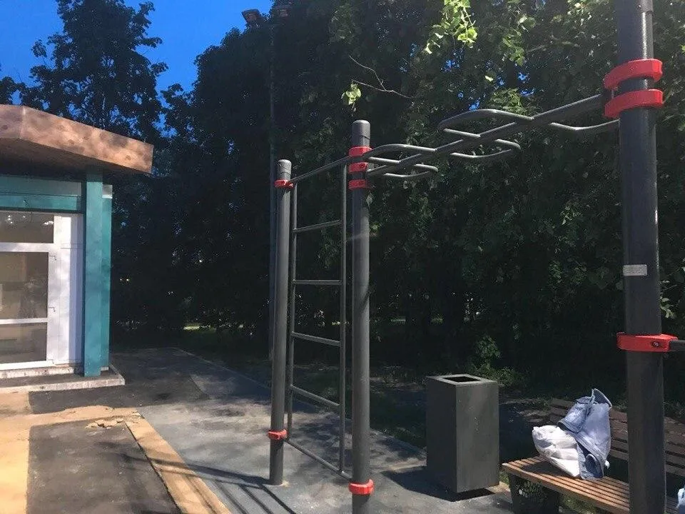 Bare paralele joase la Calisthenics Park at Батайский проезд, Москва – fotografia 7 din 10