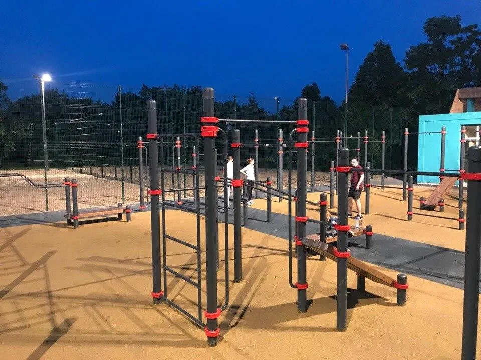 Bancă pentru abdomen la Calisthenics Park at Батайский проезд, Москва – fotografia 3 din 10