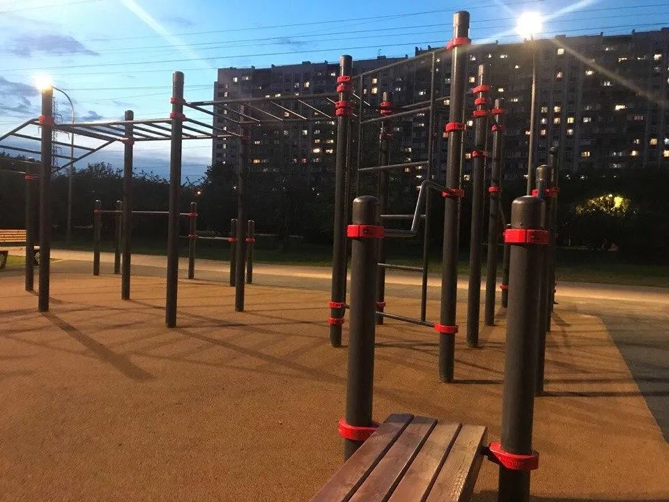 Bare paralele la Calisthenics Park at Батайский проезд, Москва – fotografia 1 din 10