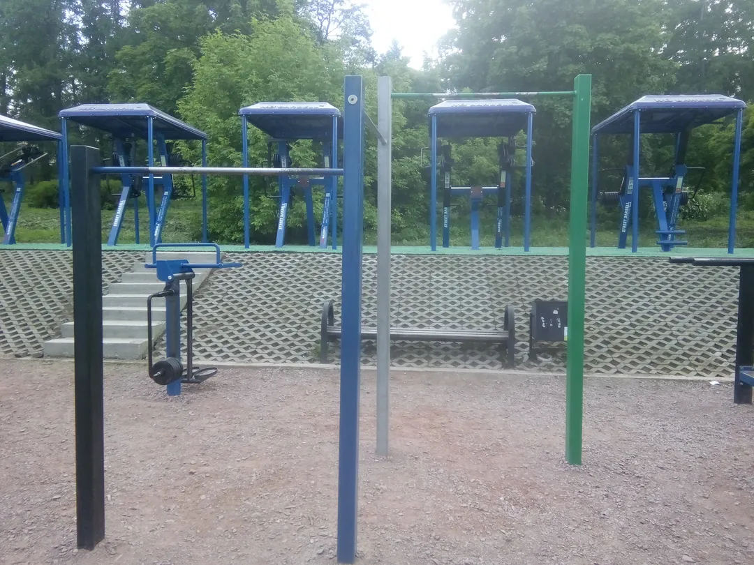 Parallele presso Calisthenics Park at Онежская набережная, Петрозаводск – foto 1 di 3