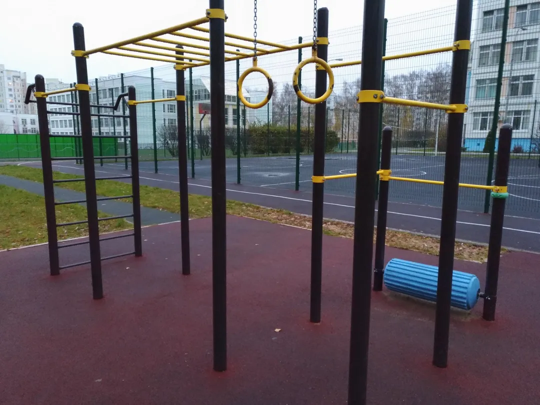 Klimmzugstange bei Calisthenics Park at улица Адмирала Лазарева, Москва – Foto 8 von 9