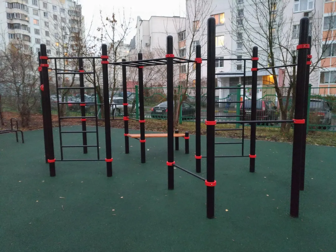 Klimmzugstange bei Calisthenics Park at улица Адмирала Лазарева, Москва – Foto 1 von 9