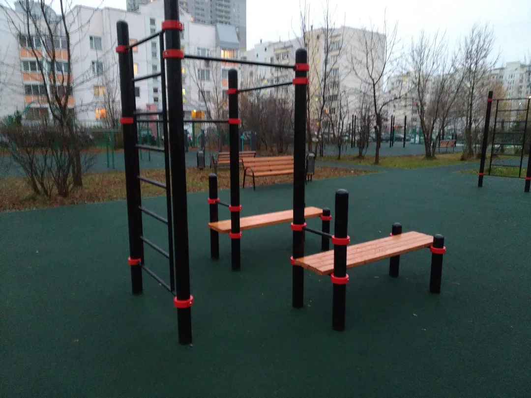 Bauchbank bei Calisthenics Park at улица Адмирала Лазарева, Москва – Foto 6 von 9